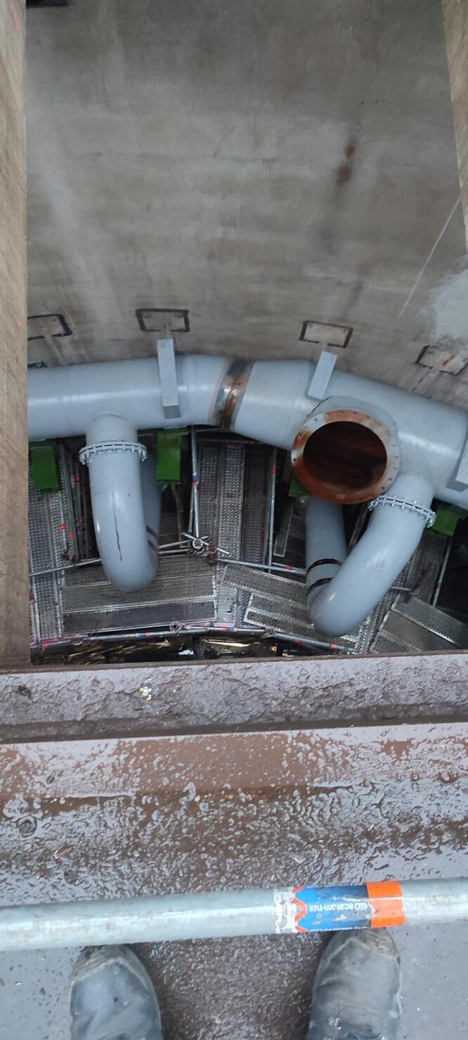 Montierte Rohrleitungen in Betonschacht