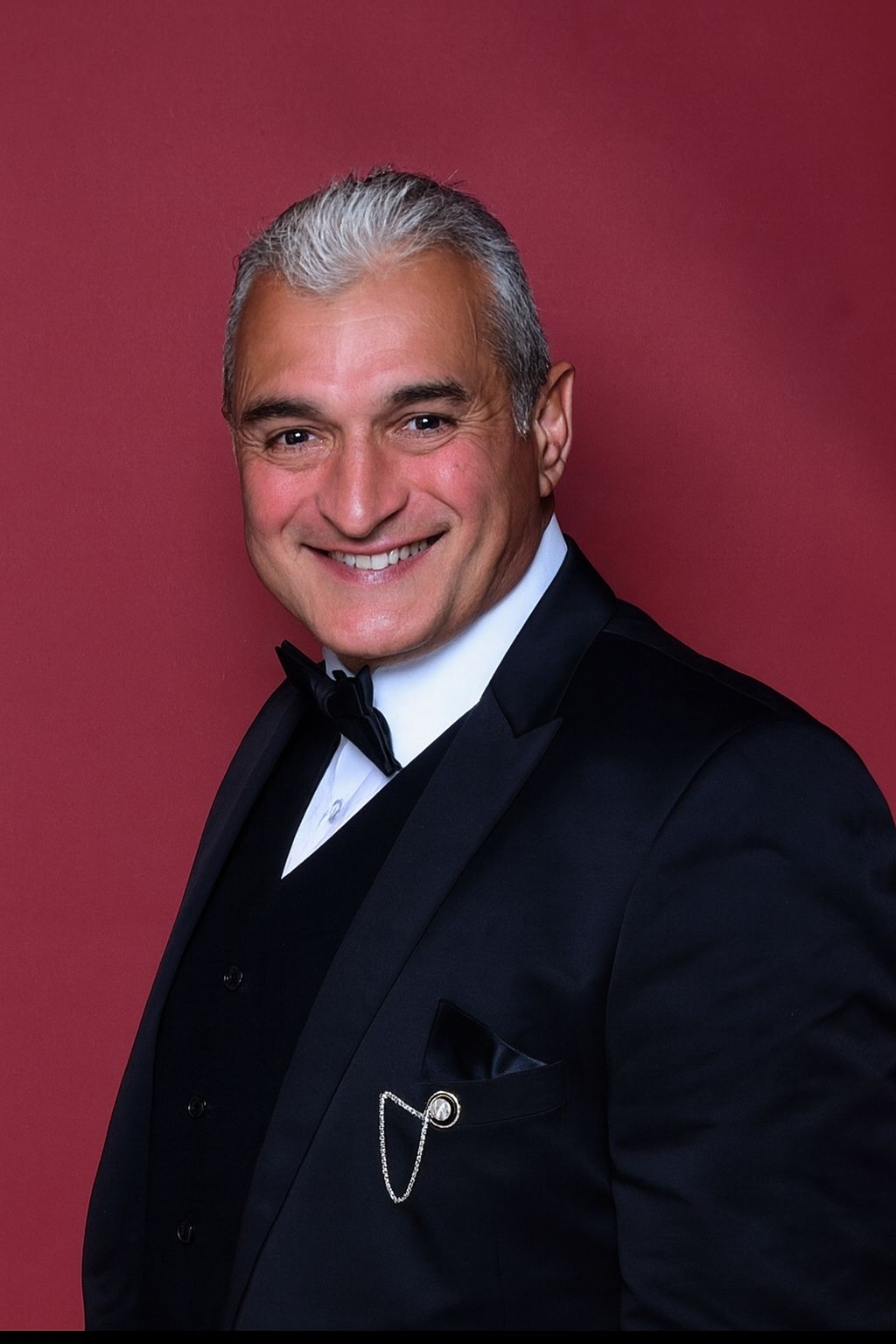 Ingenieure mit Schutzhelm bei der Planung vor Ort