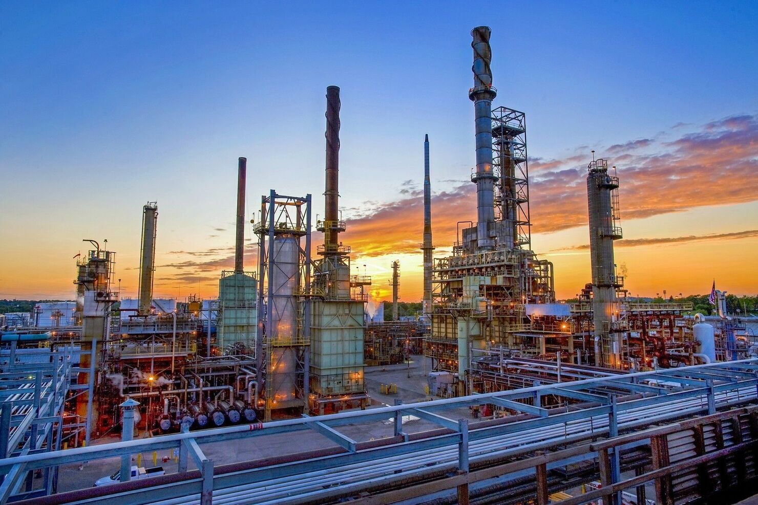 Industrieanlage und Raffinerie im Sonnenuntergang